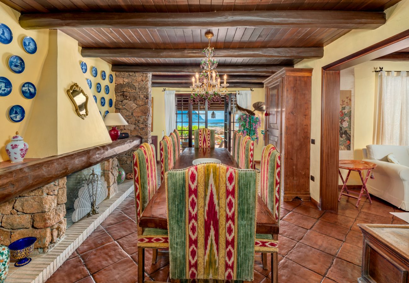 Villa Halliv - elegant dining room in Klodge holiday home in Sardinia