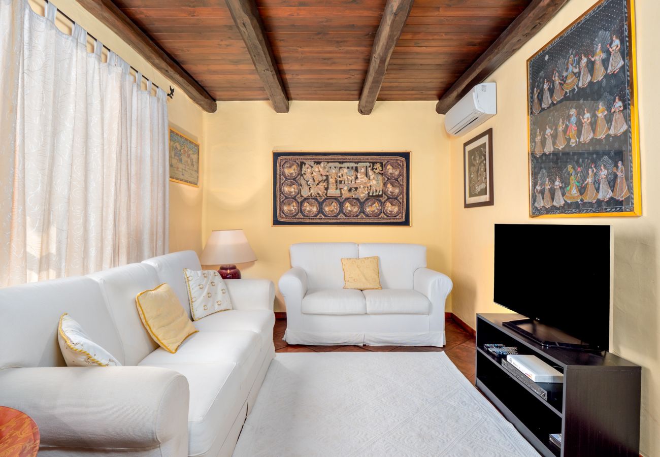 Villa Halliv - cozy TV room for relaxation in rental villa in Porto San Paolo