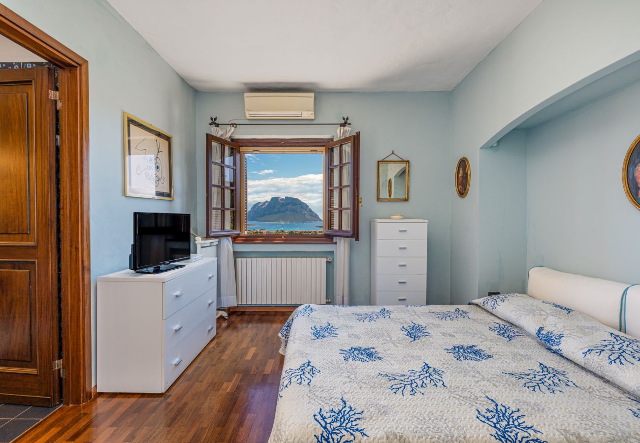 Villa Halliv - double bedroom with sea view in rental villa in Porto San Paolo