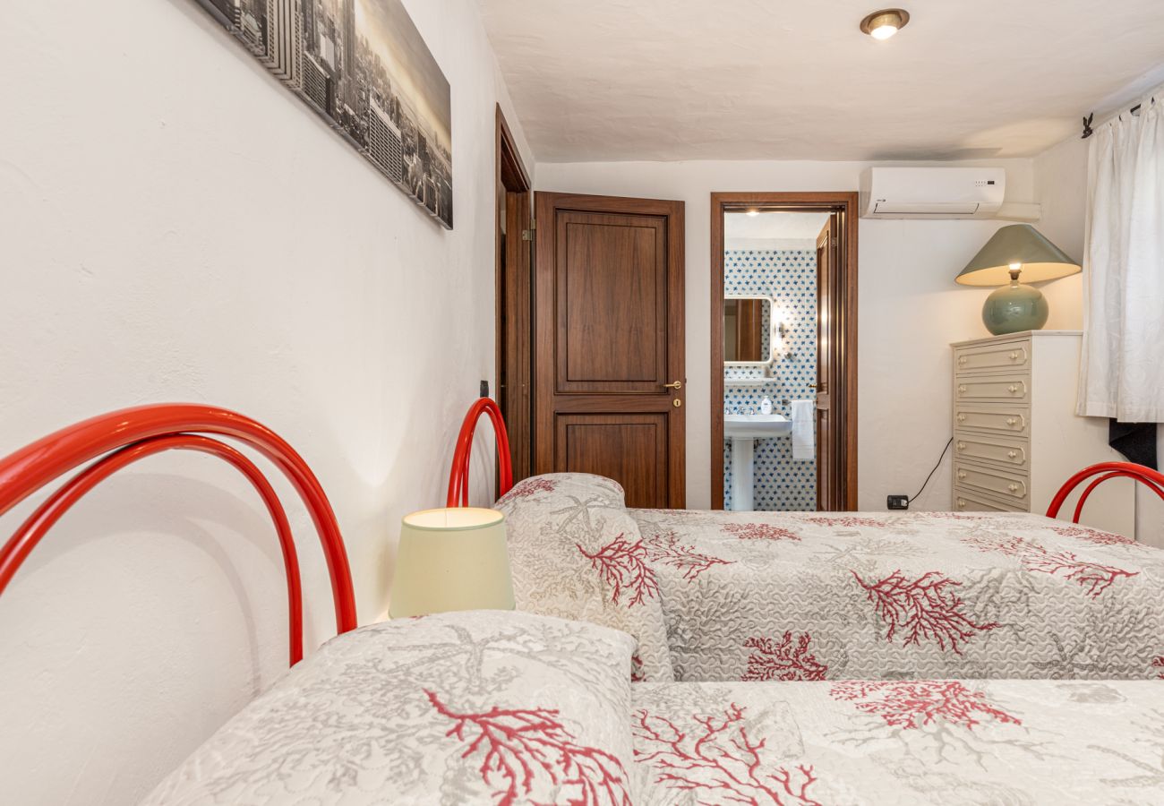 Villa Halliv - twin bedroom with en-suite bathroom in villa with private pool for rent