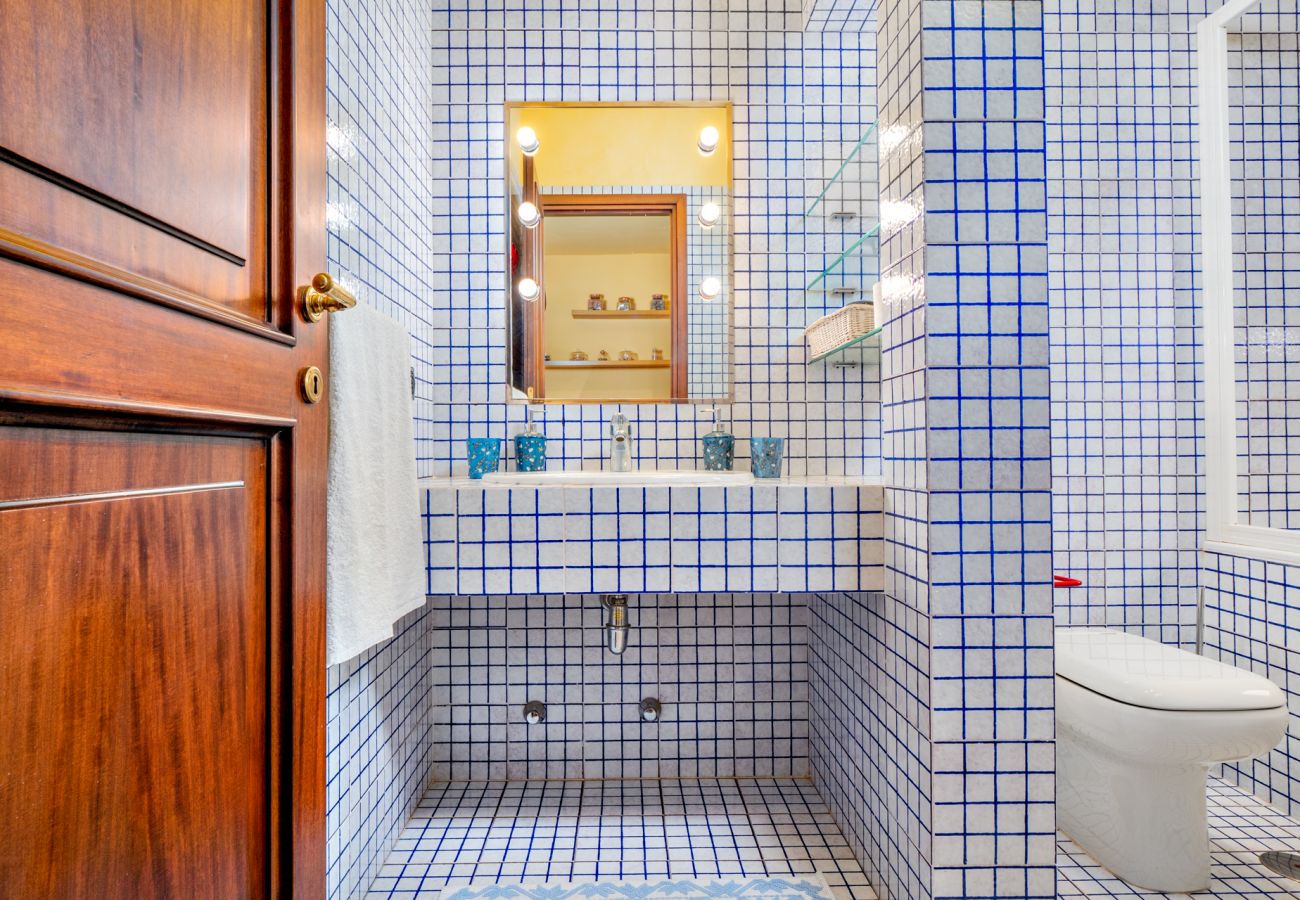 Villa Halliv - luxurious bathroom with refined finishes in rental villa with private pool