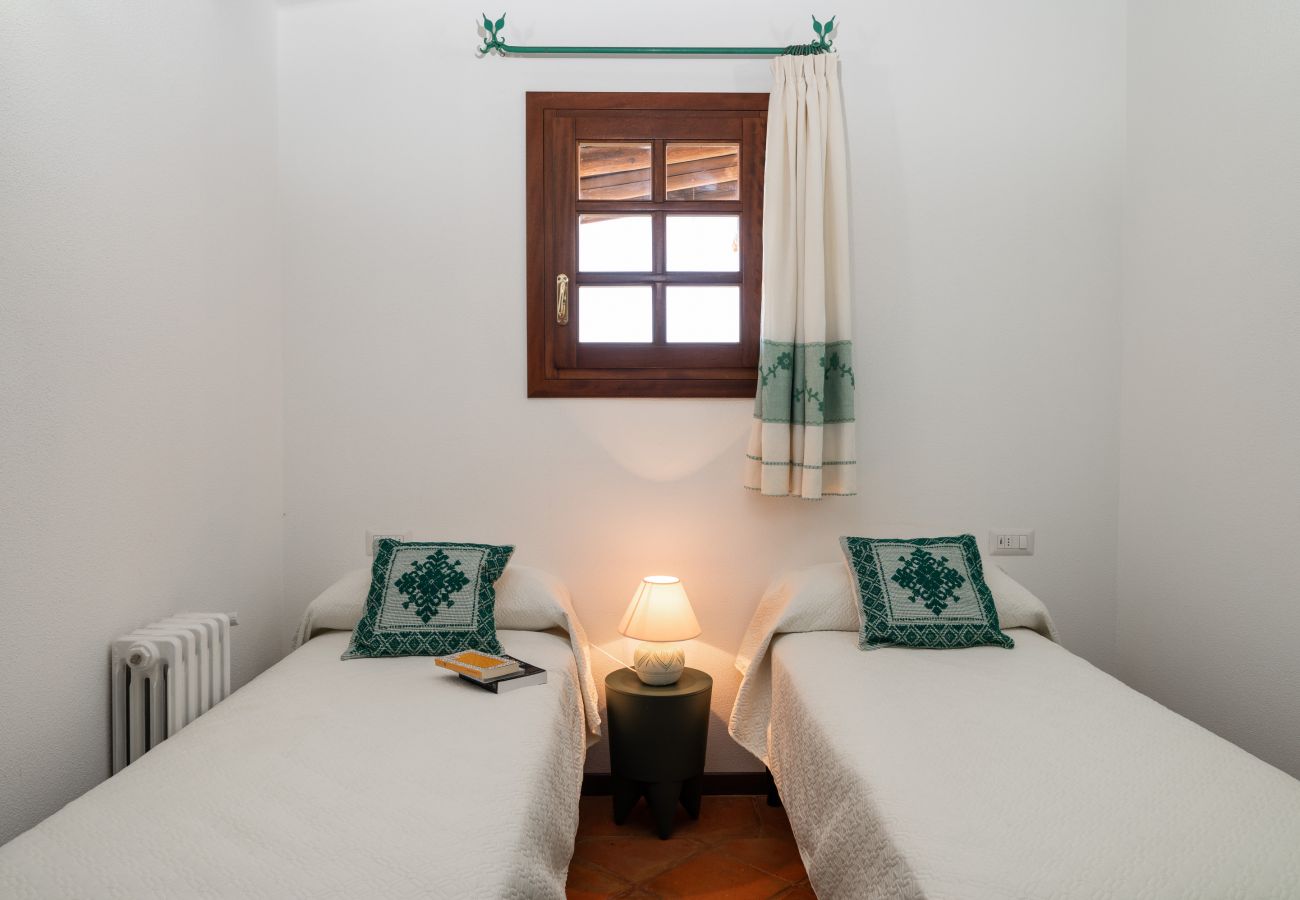 Villa Kiki - bedroom with comfortable twin beds, rental villa with private pool