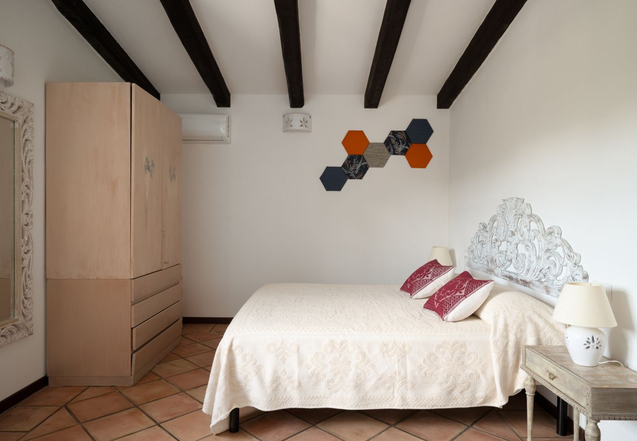 Villa Kiki - bedroom with high ceilings and exposed beams, holiday home in Sardinia