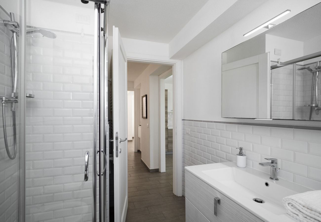 WLofts 13 - Modern bathroom with a spacious shower, exclusive comfort for your holidays in Sardinia