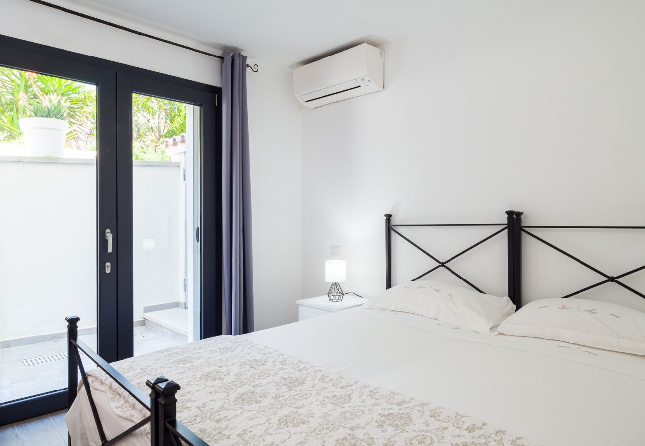 WLofts 13 - Spacious bedroom with garden access, comfort and design for your holiday rental in Sardinia