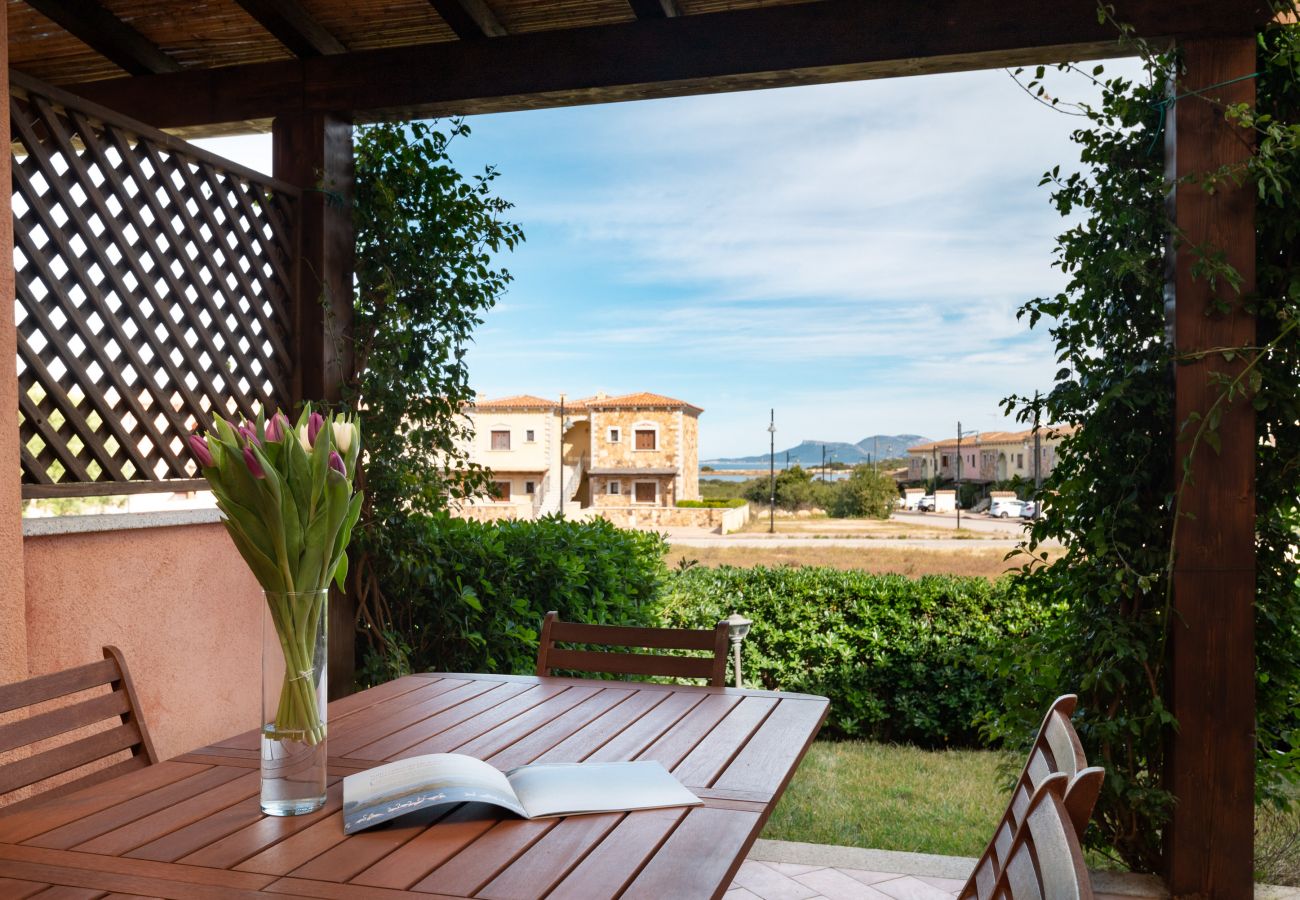 Myrsine 9D - Covered veranda with dining table, perfect for relaxing holidays in Sardinia