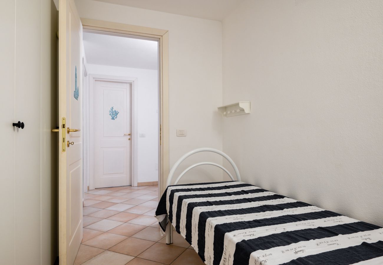 Myrsine 9D - Spacious twin bedroom for holidays in Sardinia, ideal for children