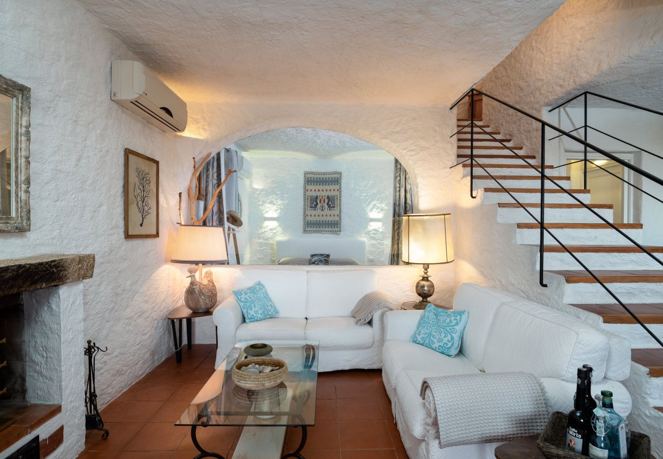 Villa Linda - spacious living room with refined furnishings, luxury villa for rent in Sardinia