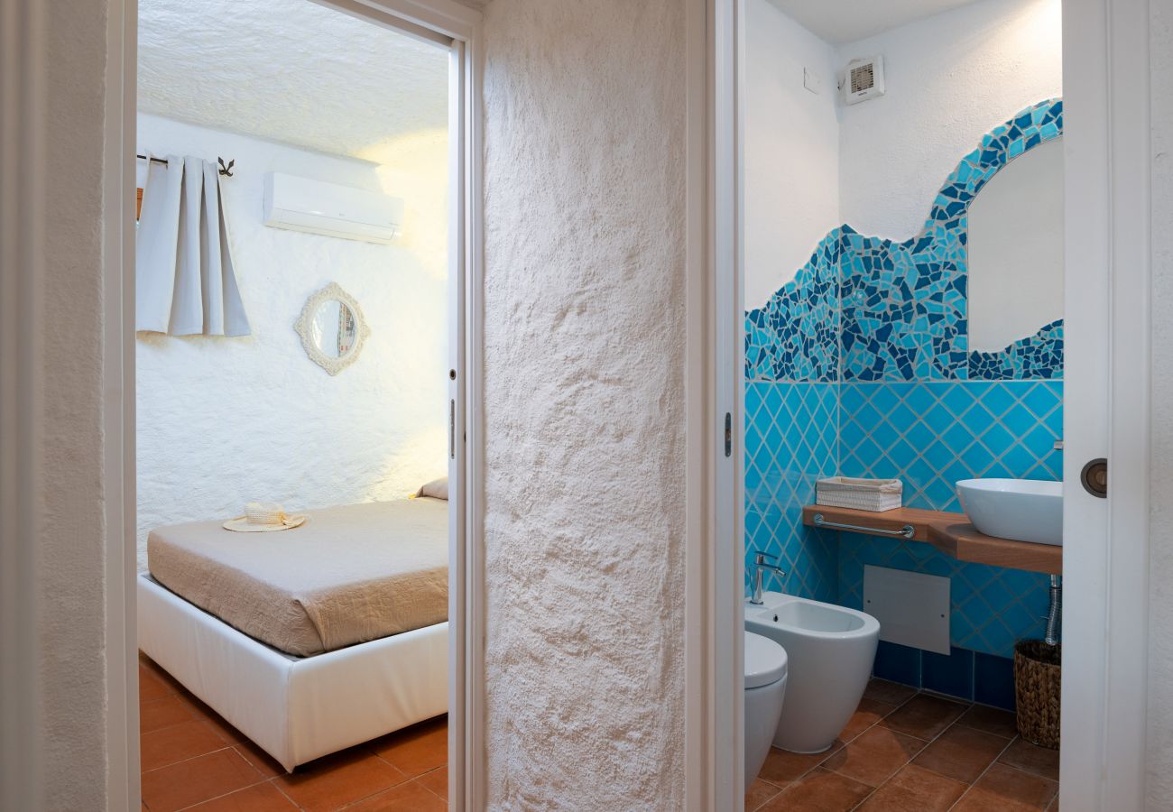 Villa Linda - double bedroom with en-suite bathroom and sea view, luxury villa for rent in Sardinia