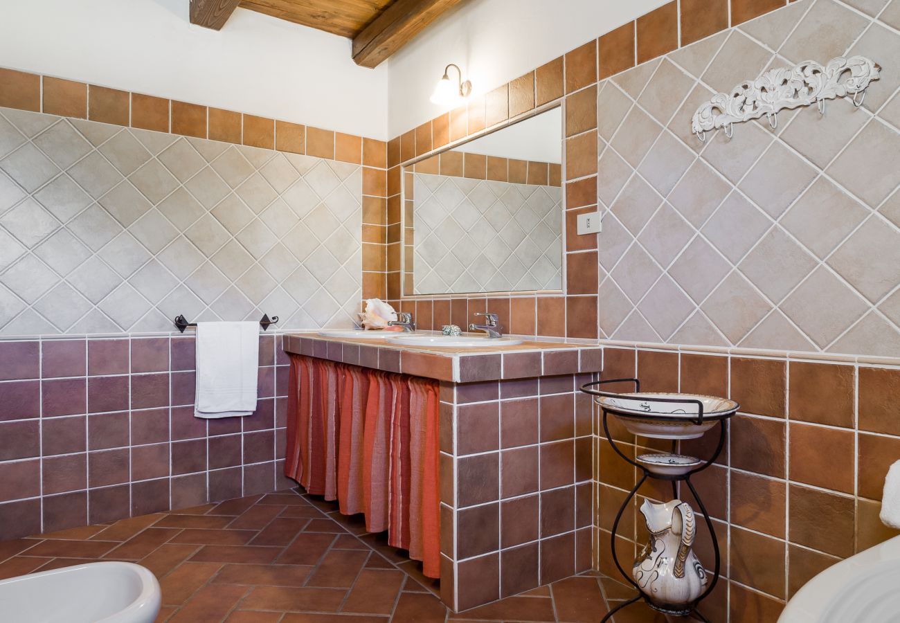 Villa Majra - bathroom with refined design and quality furnishings, luxury villa in Sardinia