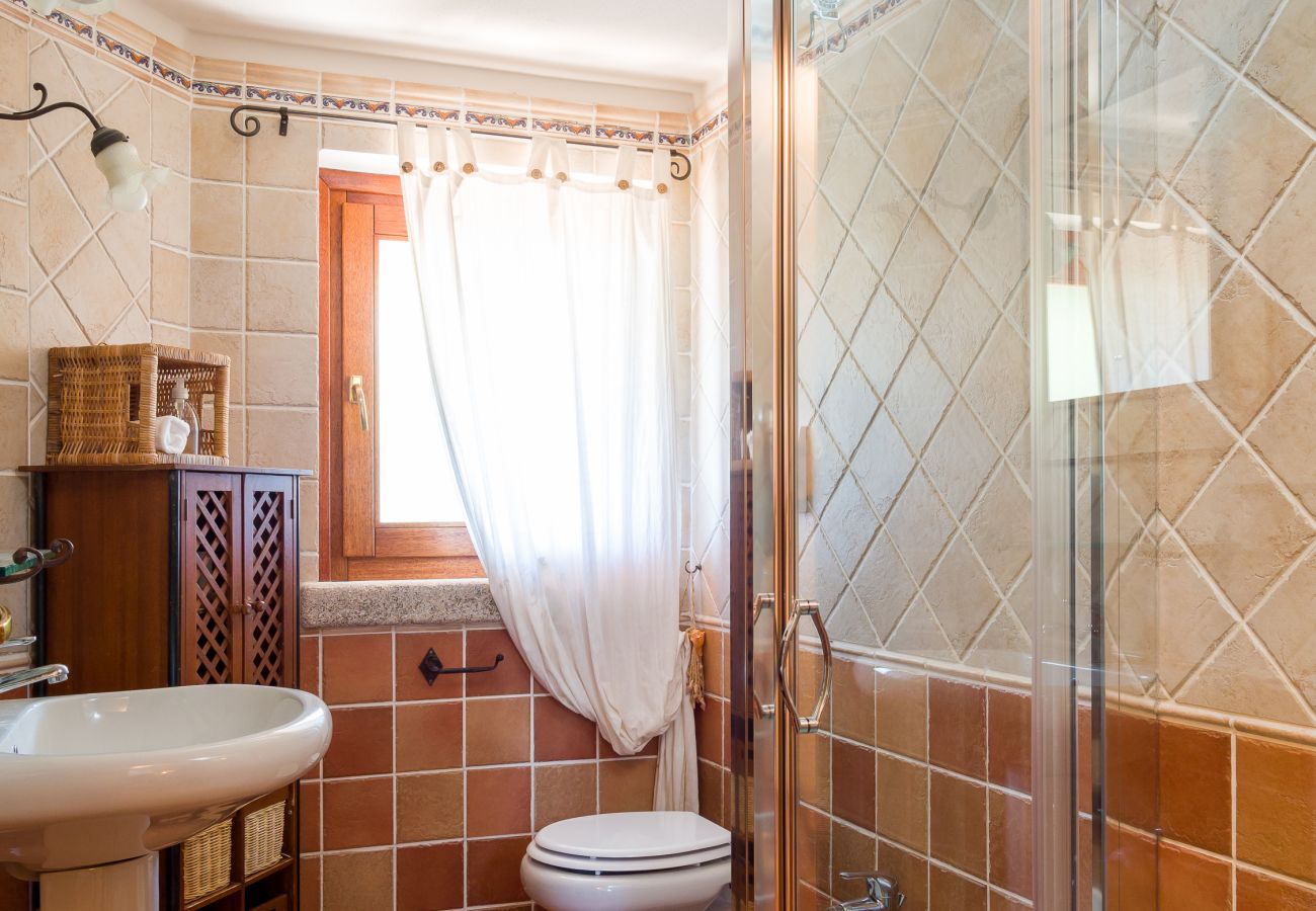 Villa Majra - modern bathroom with elegant details, ideal for a comfortable stay in Sardinia