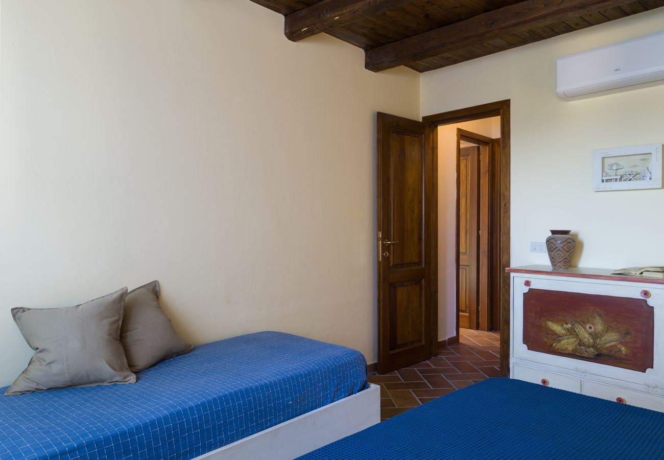 Villa Majra - cozy double bedroom with adjacent bathroom, rental villa in Porto Istana