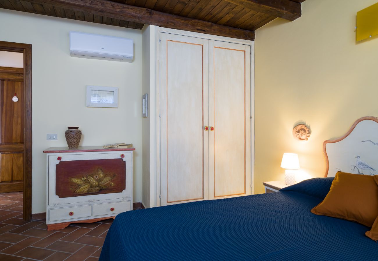 Villa Majra - elegant double bedroom with modern furnishings, holiday home in Costa Smeralda