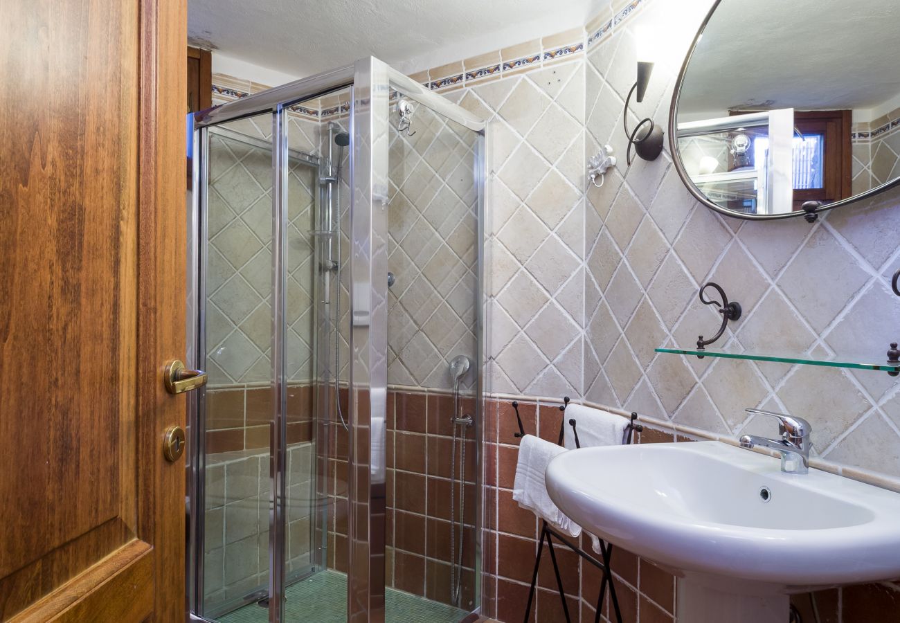 Villa Majra - refined bathroom with quality furnishings, perfect for relaxation, rental villa in Sardinia