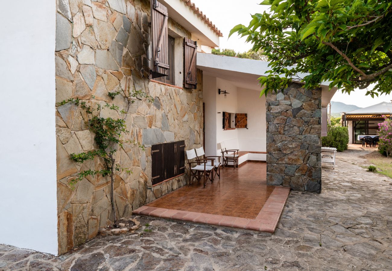 Villa Bay Pine - shaded veranda in villa on the east coast of Sardinia