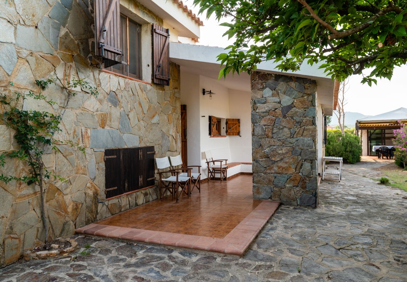 Villa Bay Pine - spacious veranda with sea view in rental villa in Pittulongu