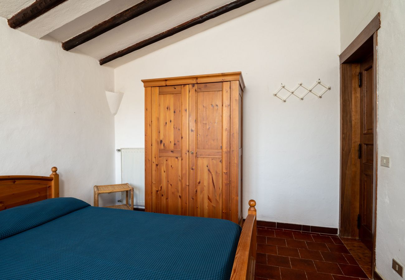 Villa Bay Pine - double bedroom in historic beachfront villa in Sardinia