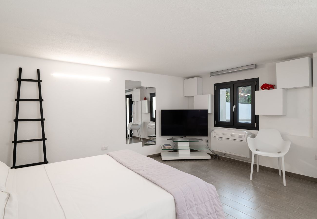 WLofts 12 - Spacious bedroom with modern furnishings, holiday rental near the beaches of Pittulongu, Sardinia, Italy