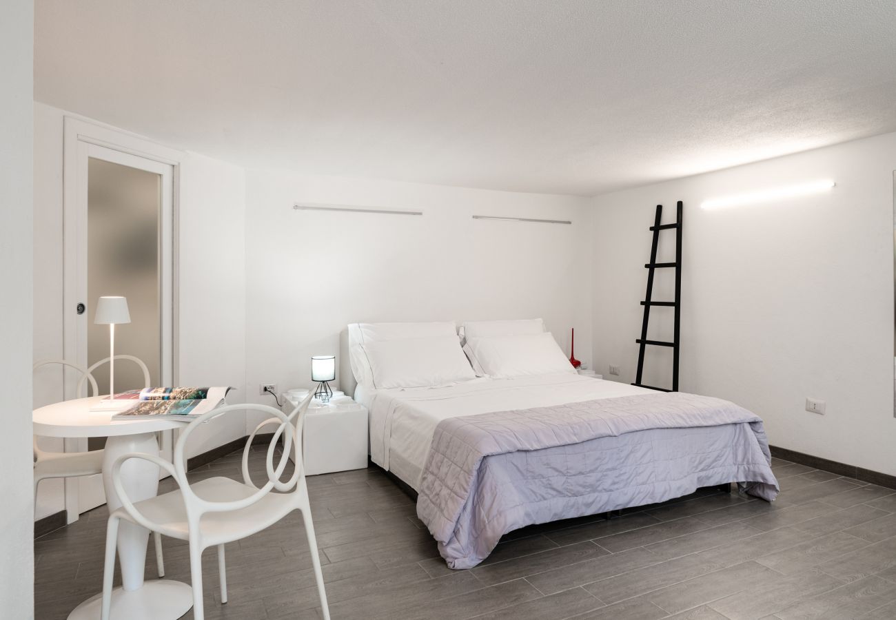 WLofts 12 - Modern bedroom with amenities and air conditioning, holiday apartment in Olbia, Sardinia, Italy