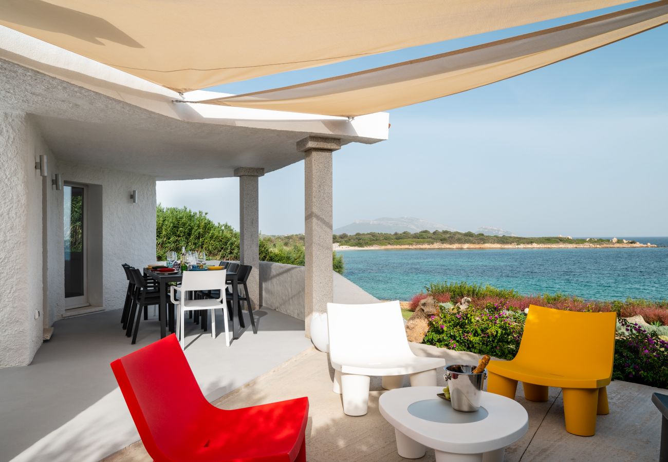 Villa Azul - terrace with dining table and sea view in holiday home in Pittulongu