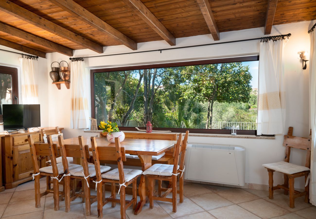 Villa Picker - bright dining room with wooden table, holiday home in Golfo Aranci with spacious areas