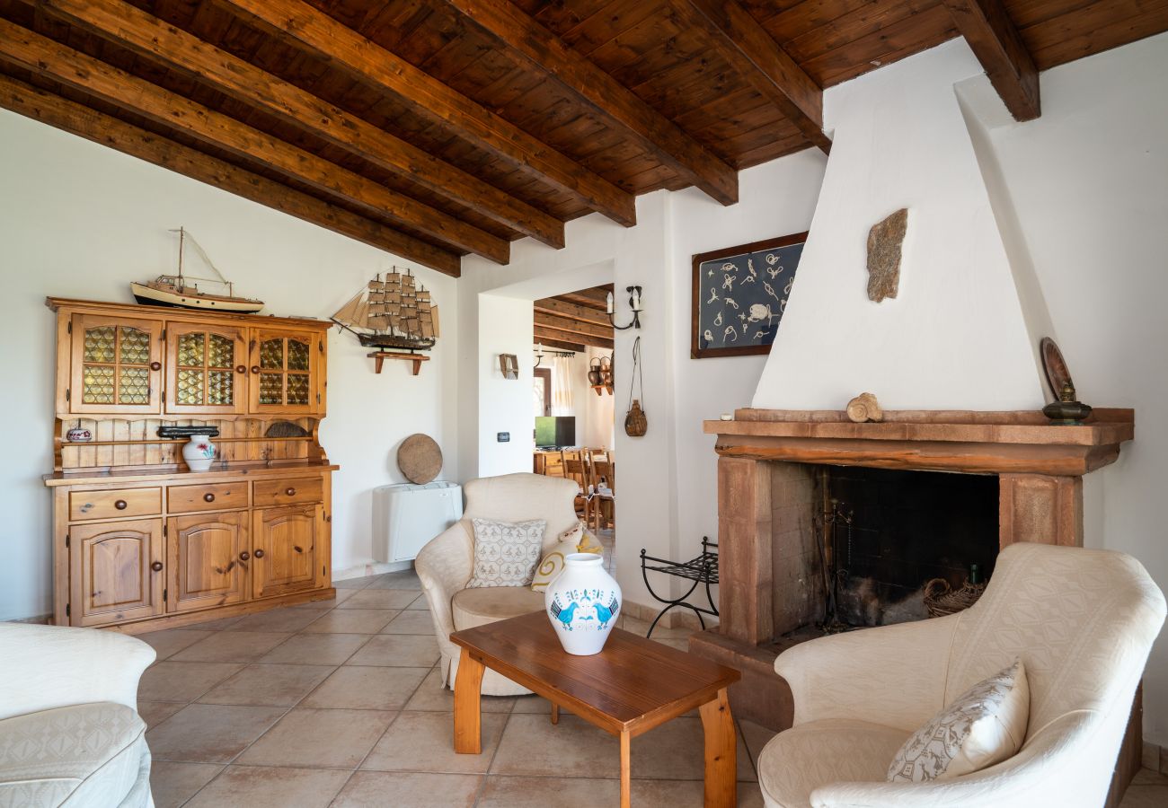 Villa Picker - spacious and bright living room, ideal for families, holiday home in Golfo Aranci with sea view