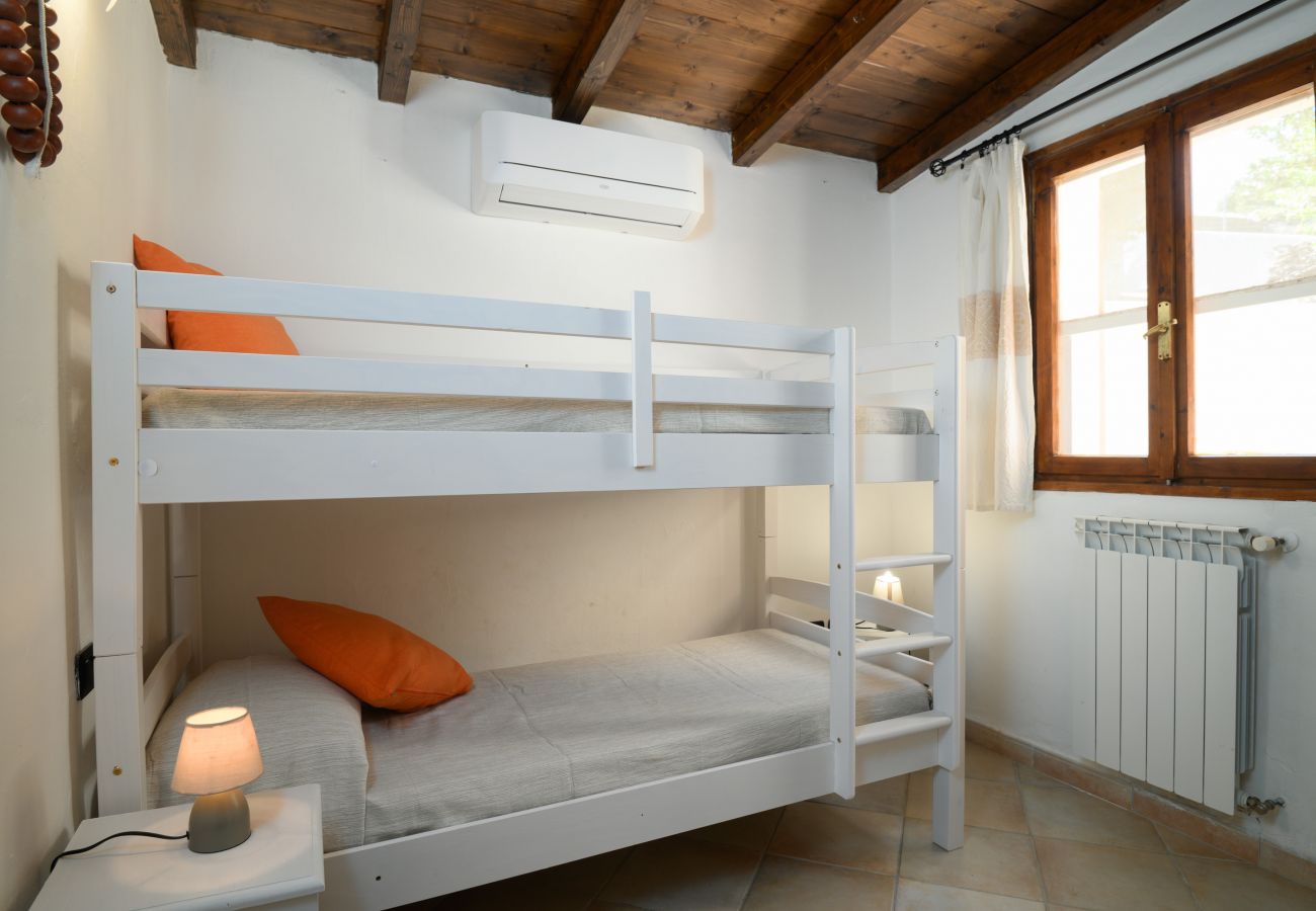 Villa Picker - air-conditioned bedrooms, villa with garden in Sardinia for summer comfort