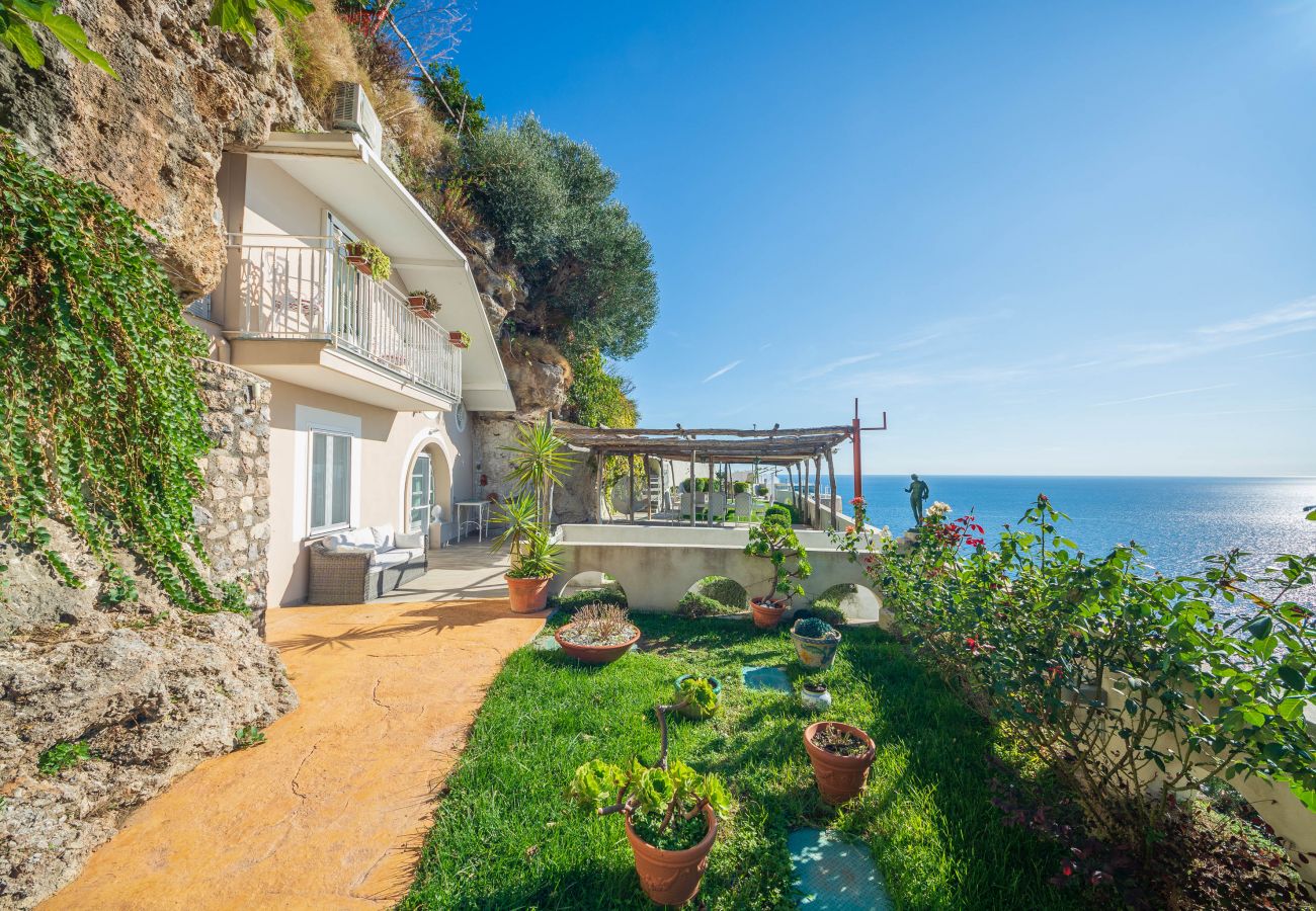 Villa in Maiori - Luxury Villa Vittoria- Villa with garden, swimming pool and jacuzzi overlooking the sea