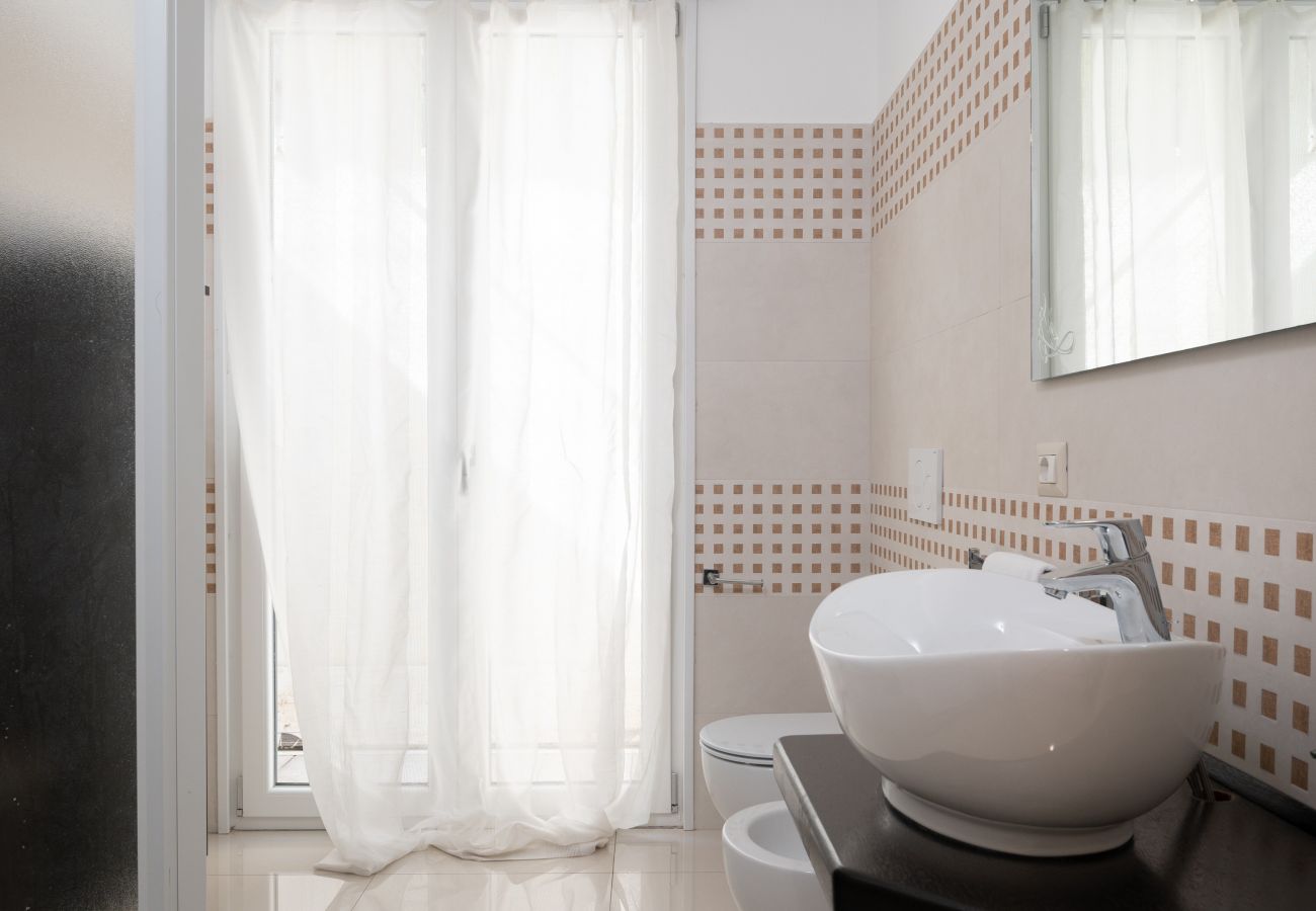 illa Square - modern bathroom in villa with private pool in Budoni Italy