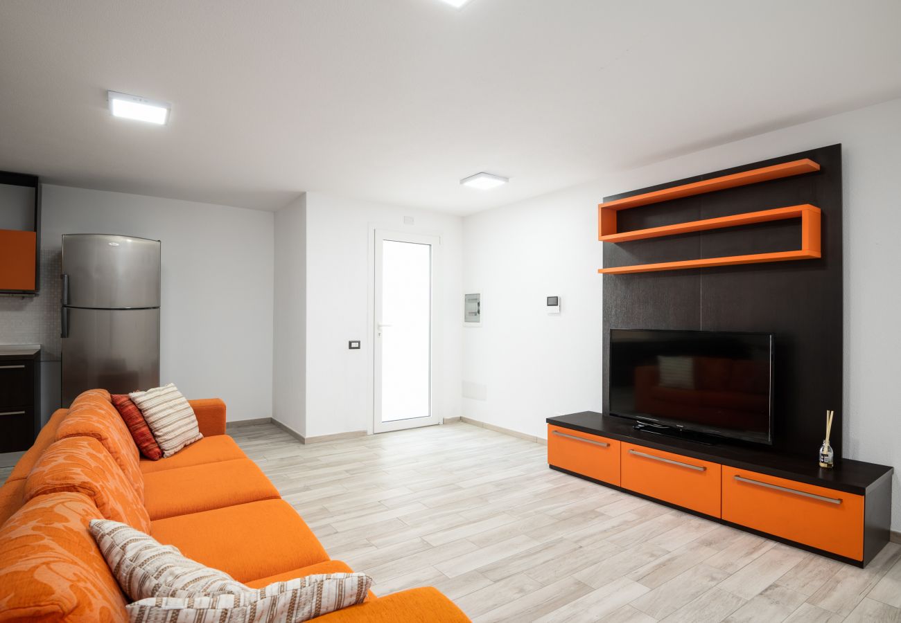 Villa Square - Living room with sofa area and TV, villa for rent in Budoni, Italy