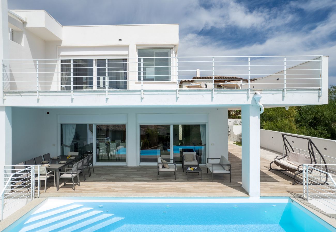 Villa Square - equipped veranda with infinity pool in Budoni