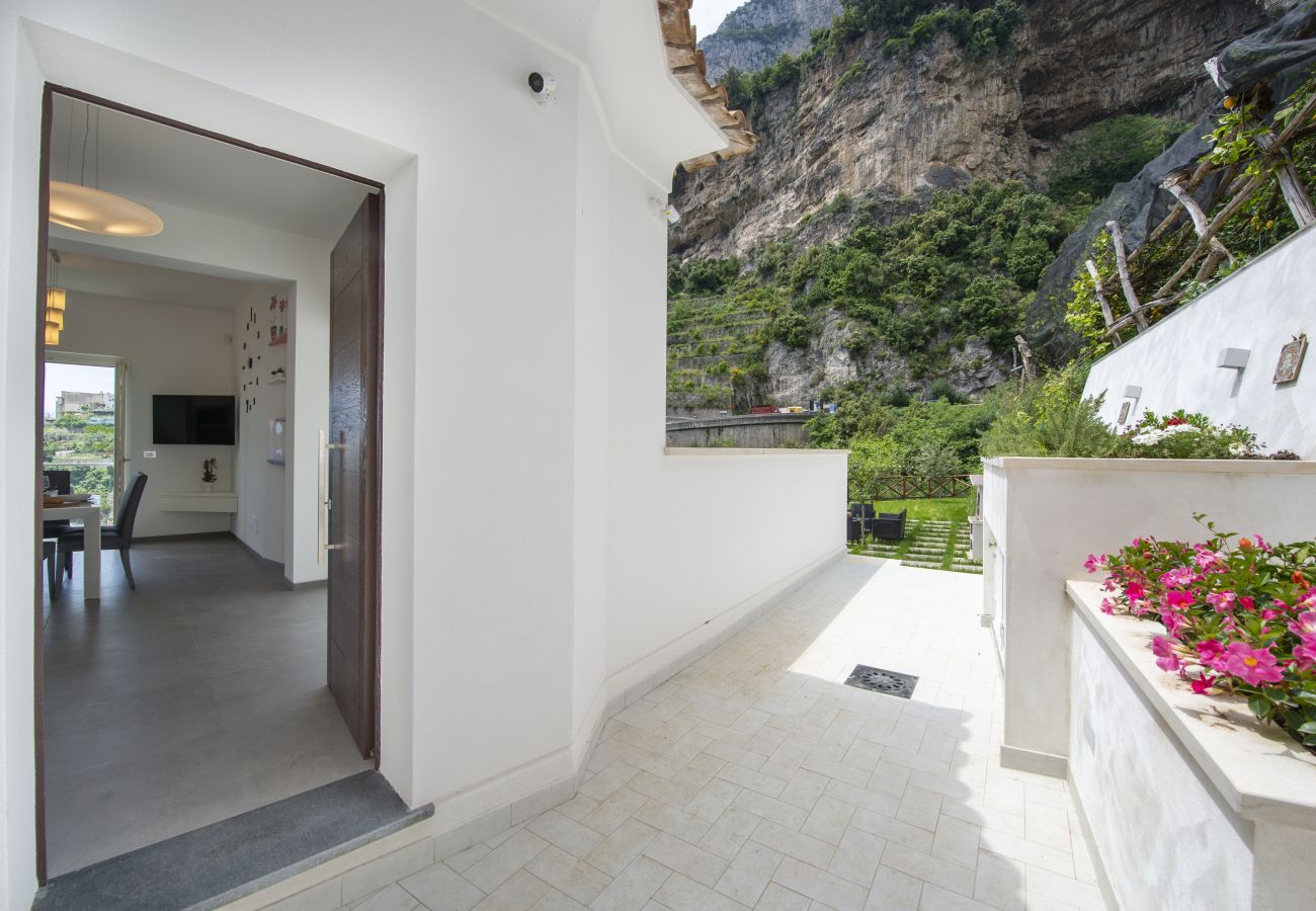 Villa in Amalfi - Villa Donna Rachele - Sea view Jacuzzi and Free Parking