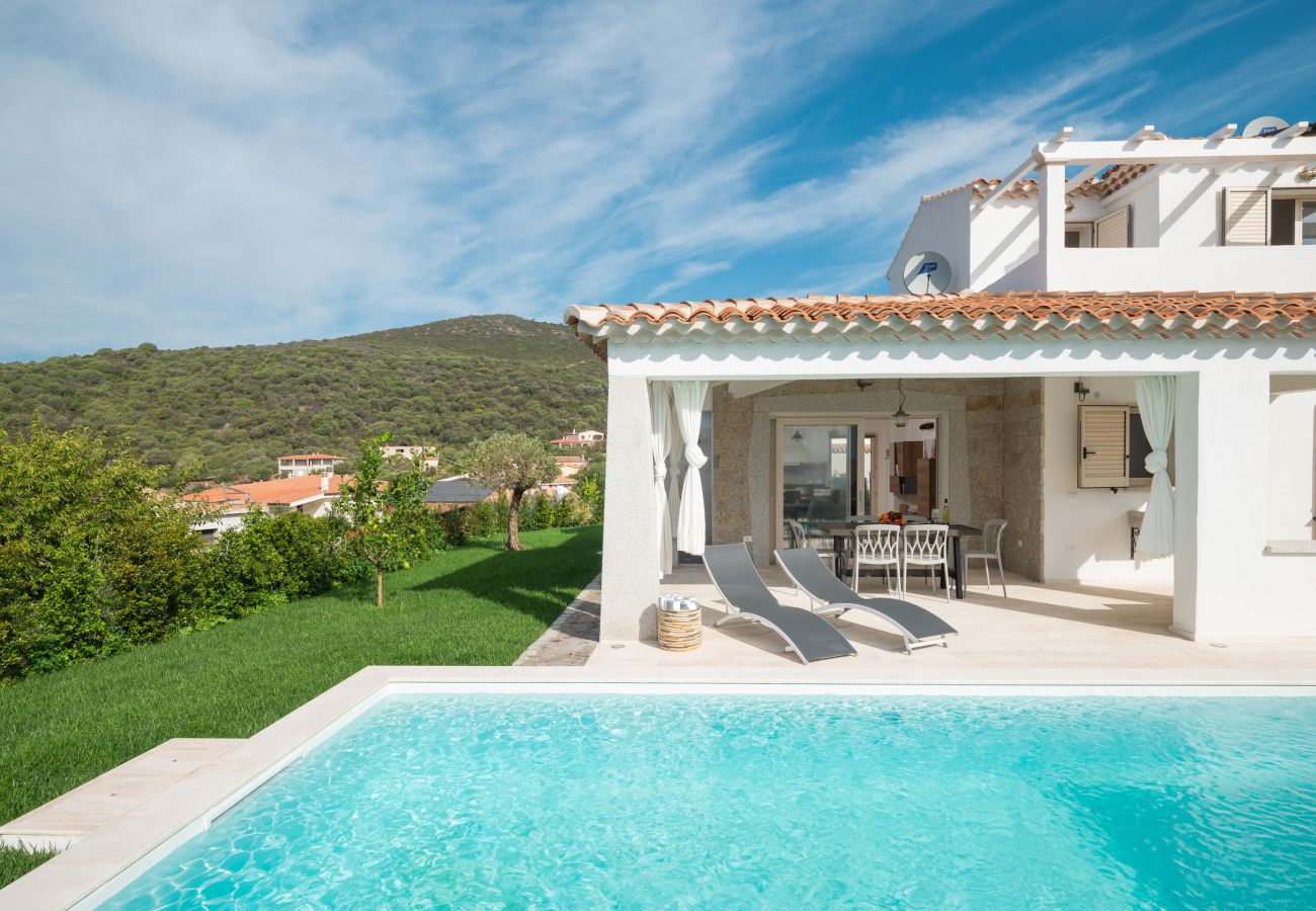 Bellevue 36E - covered veranda with pool view in Budoni