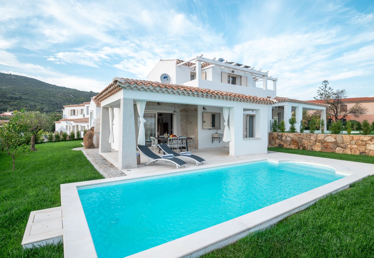 Bellevue 36E - rental villa with pool and garden in Budoni