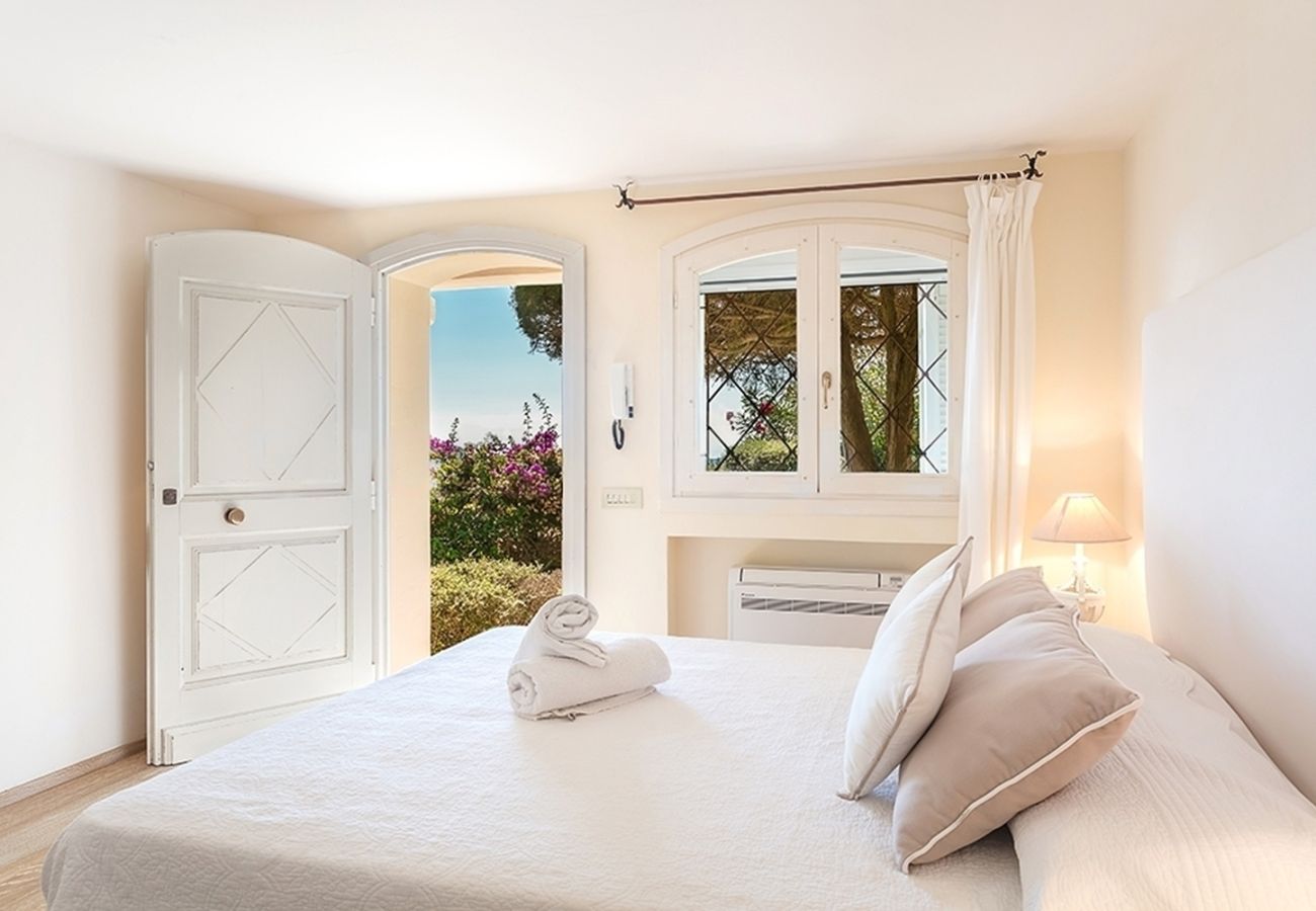 Villa Wave - Bedroom with double bed and direct garden access, villa for rent in Costa Smeralda, Italy