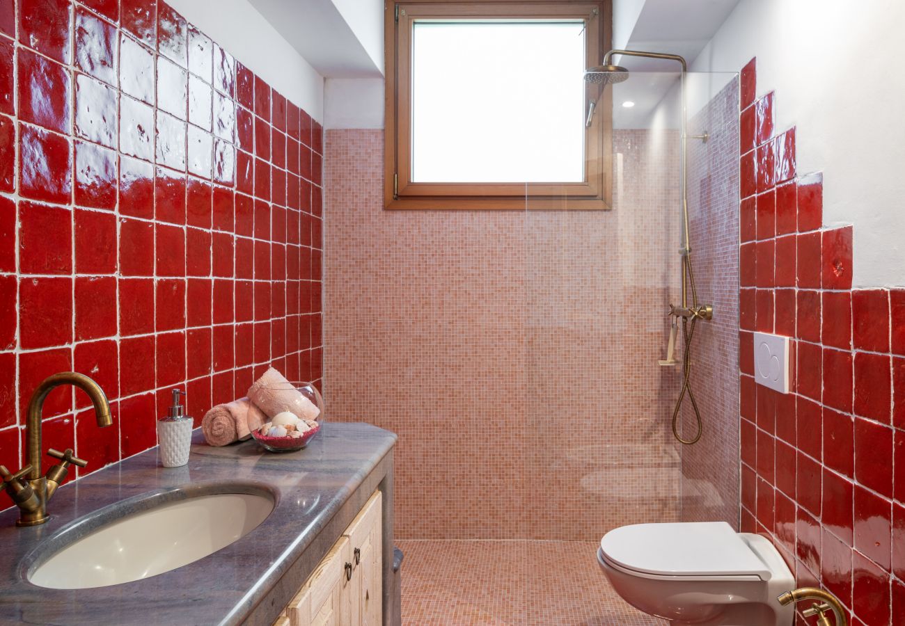 Villa Zenith - Modern bathroom with shower, perfect for relaxation, villa for rent in Costa Smeralda