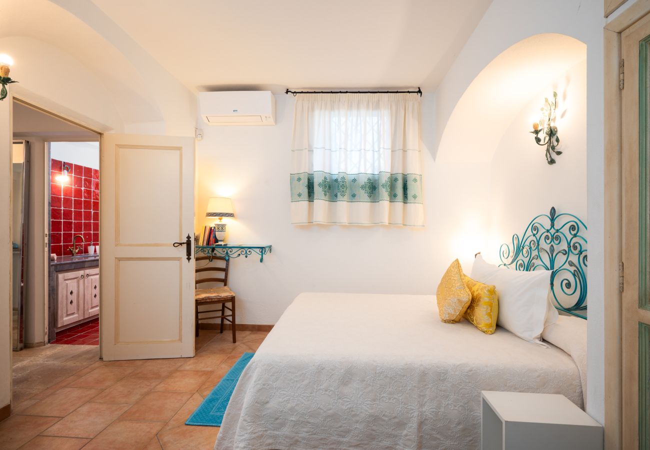 Villa Zenith - Bedroom with large windows and natural light, villa for rent in Sardinia