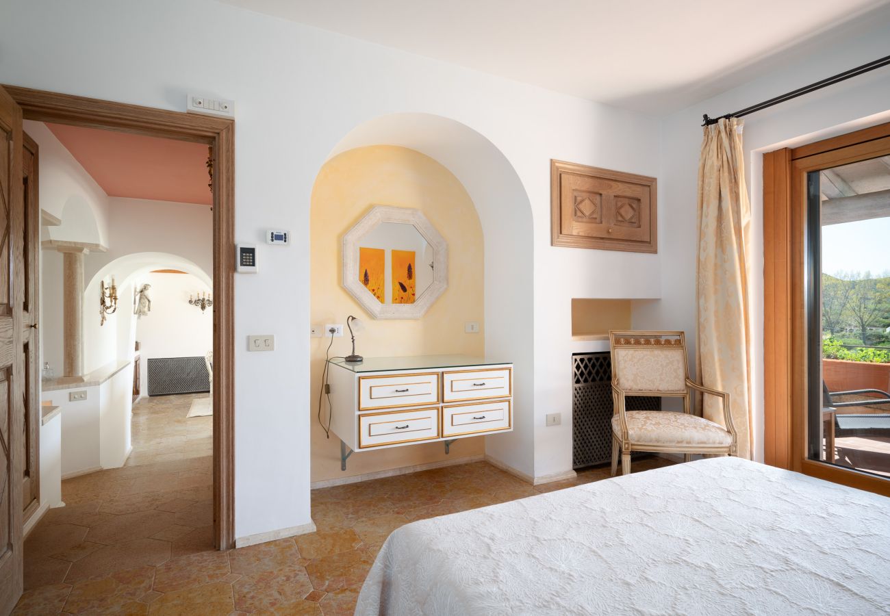 Villa Zenith - Elegant bedroom with modern furnishings, villa for rent in Sardinia