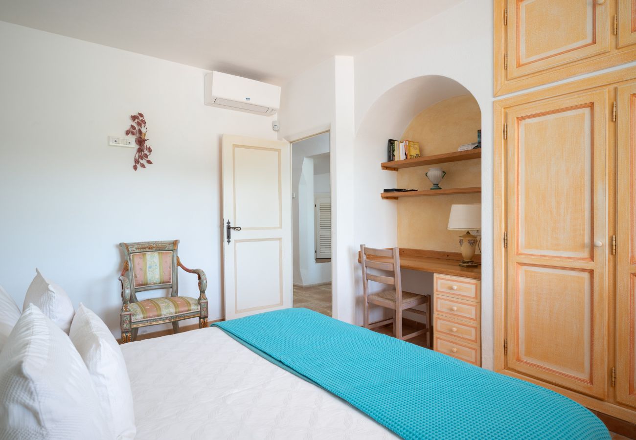 Villa Zenith - Bedroom with refined furnishings and modern comforts, villa for rent in Costa Smeralda