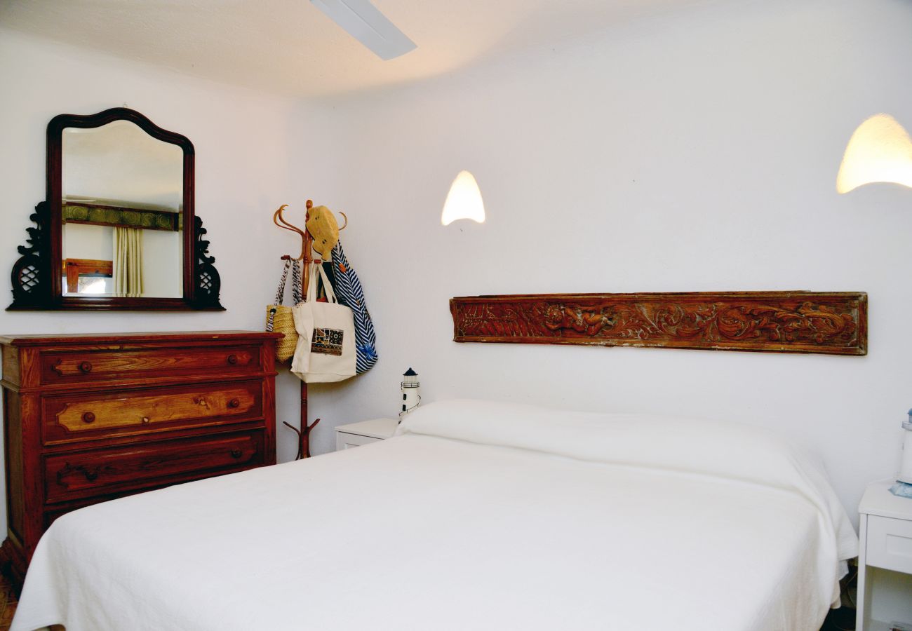 Villa Ibiscus - double bedroom with garden view, Klodge rental villa