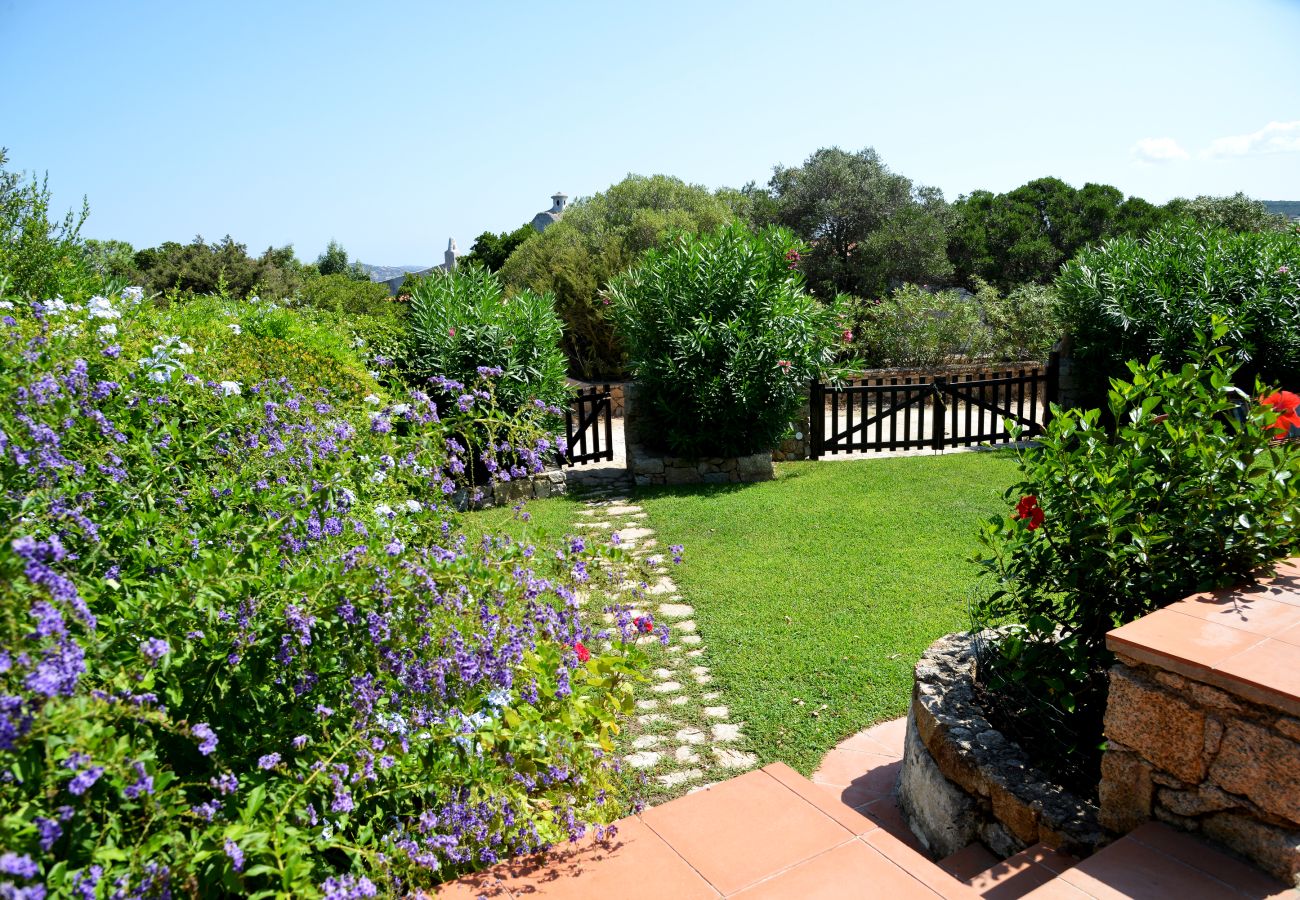 Villa Ibiscus - private garden surrounded by nature, Klodge holiday home in Palau