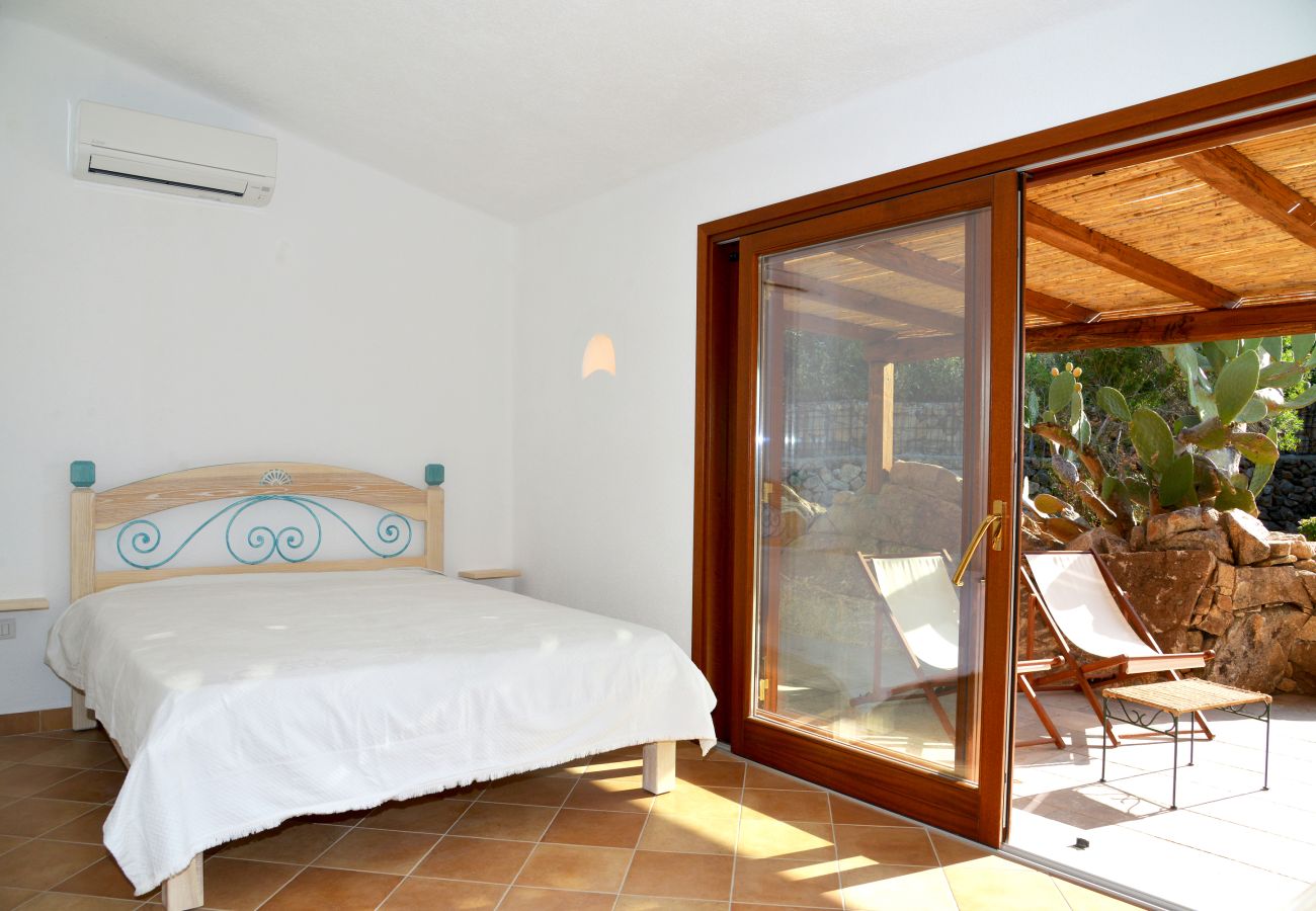 Villa Ibiscus - spacious and bright double bedroom, holiday home near Porto Raphael